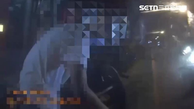 北市黃男面交手機時欲帶走測試,與高姓女子爆發拉扯衝突。(圖/翻攝畫面)