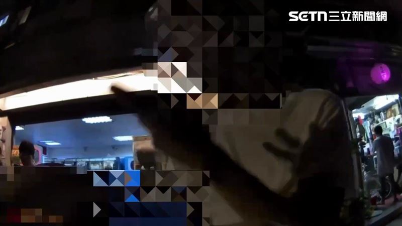 北市黃男面交手機時欲帶走測試,與高姓女子爆發拉扯衝突。(圖/翻攝畫面)