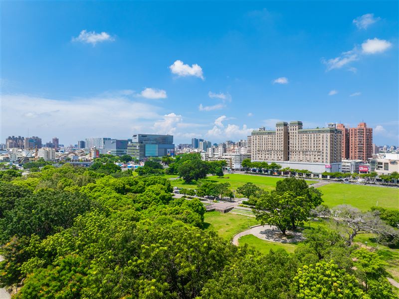 平實特區坐擁2.1萬坪平實公園，保留大量原生樹種與綠映景觀，打造台南東區難得的都市綠肺。（圖／翻攝畫面）