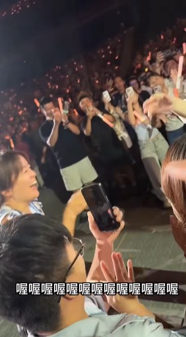 《百靈果》主持人凱莉朝聖五月天演唱會。（圖／翻攝自IG）