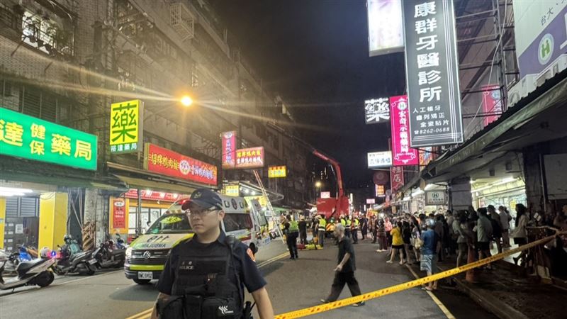 警方獲報到場拉起封鎖線。(圖/翻攝畫面)