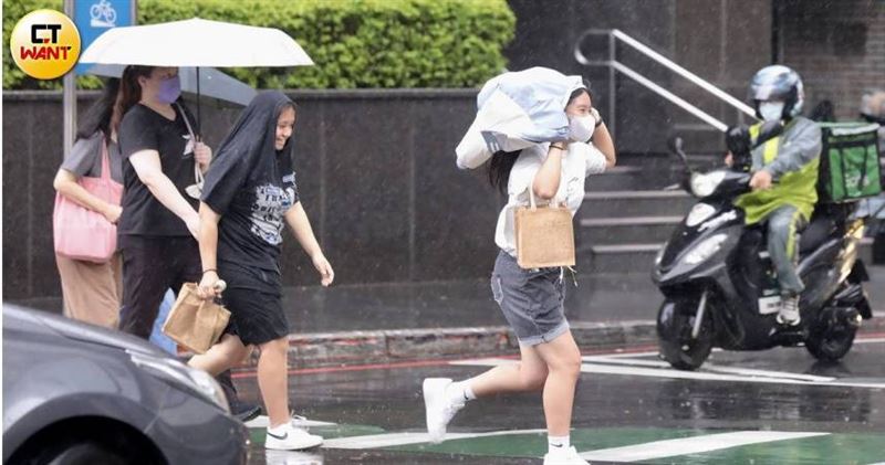 醫師李晏廷指出,颱風天特有的低氣壓與高濕度,對人體的耳鼻喉器官是一大考驗;並特別整理出3大颱風天常見的健康隱憂。(示意圖/黃耀徵攝)