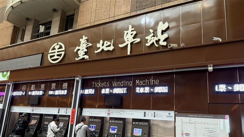 台鐵表示,明(12)日12時前之列車行駛資訊,將視颱風最新動態於今日21時前發布。(圖/記者李育道攝影)