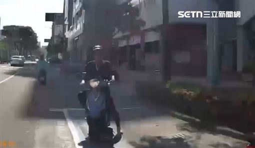肇逃踢鐵板！保大2勇警「人肉輪子追車」