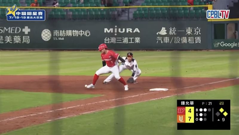 林孝程腳踢球遭判「故意妨礙守備」。(圖/翻攝CPBL TV)