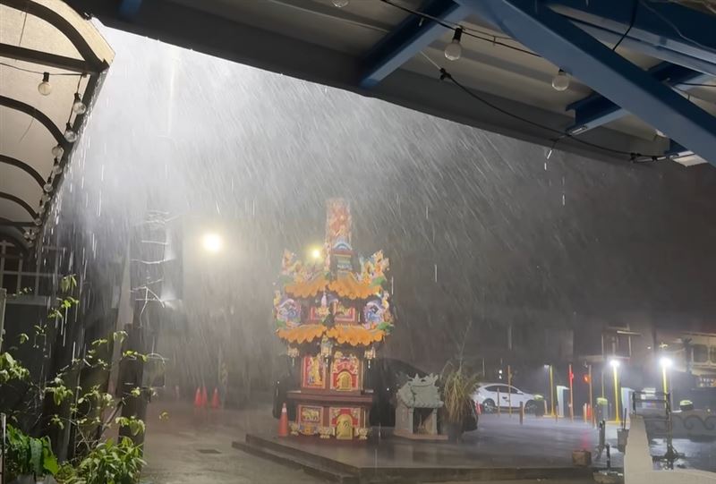 「巴威」颱風逼近,苗栗白沙屯晚間雨勢猛烈,網友直呼「雨跟用倒的一樣」。(圖/翻攝自「苗栗大小事」臉書)