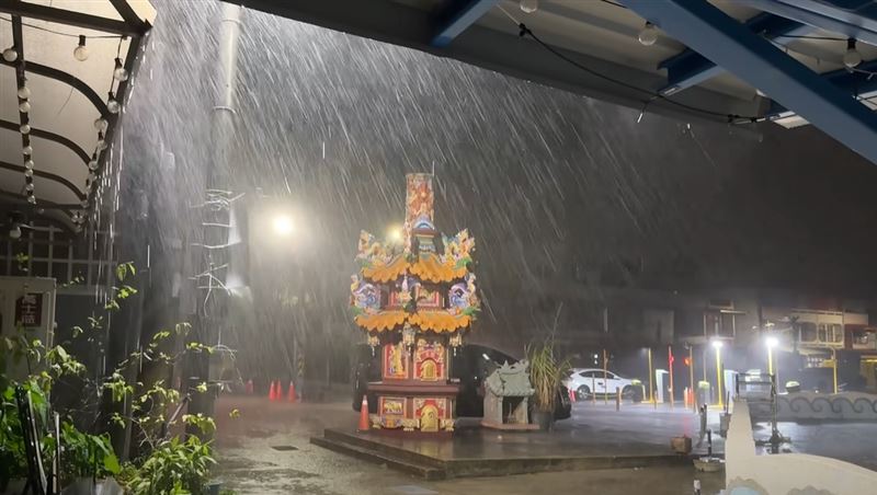 巴威入夜開炸 白沙屯雨用倒的！網曝畫面