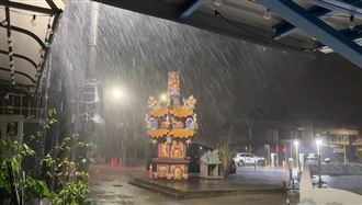 巴威入夜開炸 白沙屯雨用倒的！網曝畫面