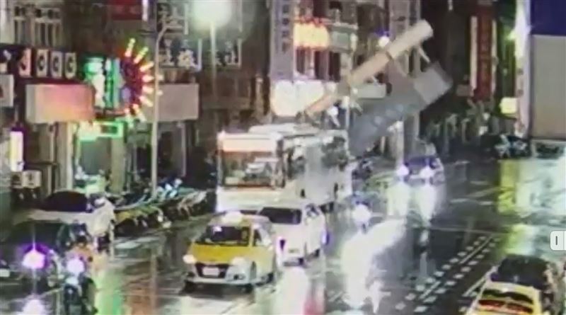 富邦銀行大型招牌斷裂墜落瞬間差點砸到公車。(圖/翻攝畫面)