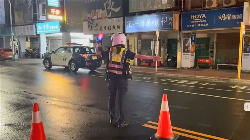 警方到場疏導交通。(圖/翻攝畫面)