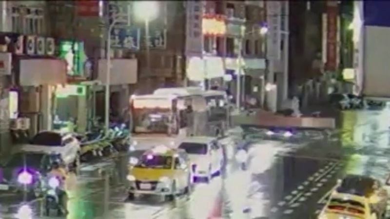 招牌砸下時,公車後方駕駛緊急煞車躲過一劫,不然後果不堪設想。(圖/翻攝畫面)