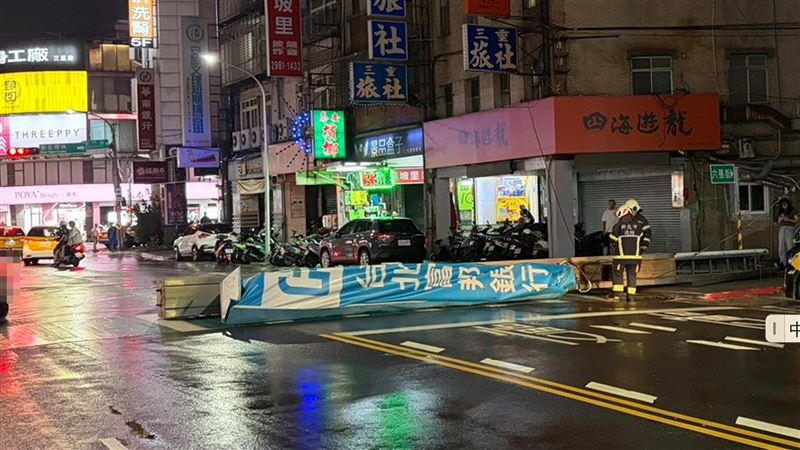 斷裂的富邦銀行大型招牌佔據馬路兩線道。(圖/翻攝畫面)