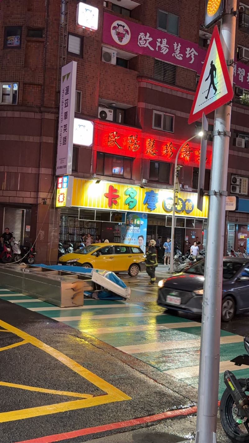 警消到場疏導交通,協助移除路障,確認無車損和人員受傷。(圖/翻攝畫面)
