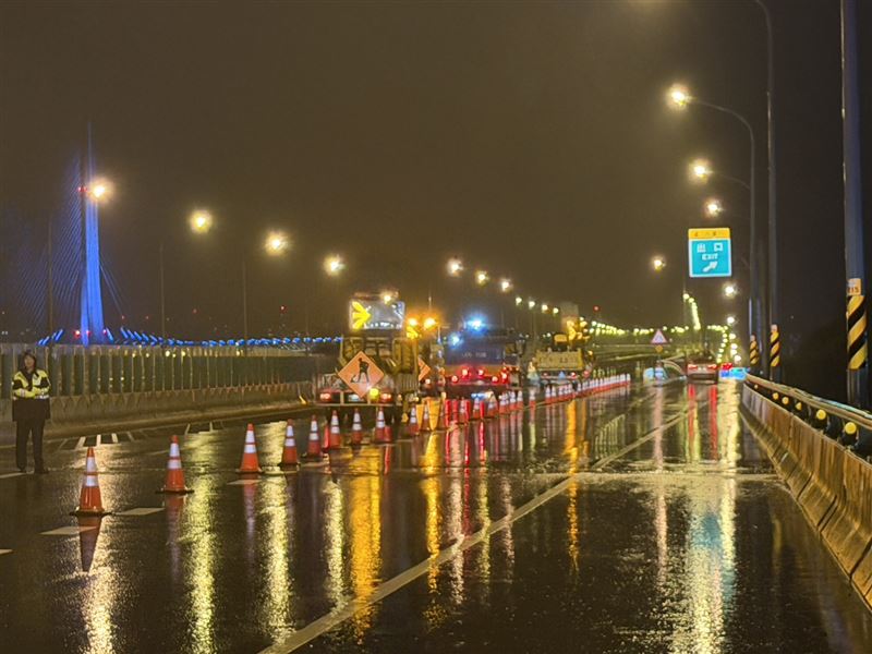 淡江大橋汽車道（台61線2K處，八里端往淡水方向）封閉情形。（圖／三立新聞）
