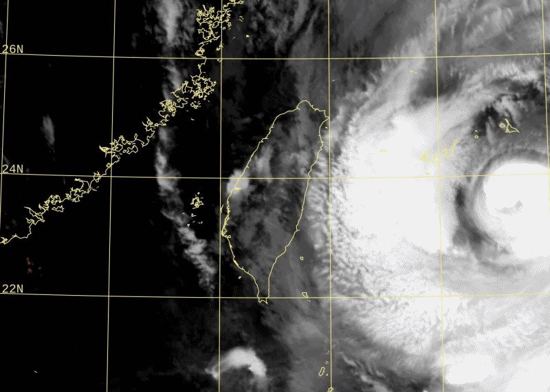 中颱巴威凌晨01:15觸陸台灣東北部,氣象雲圖能清楚觀測到颱風眼。(圖/中央氣象署)
