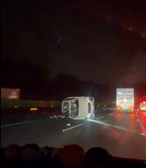 翻車的白色BMW零件碎片與車內物品散落一地。(圖/Threads @weiiiiii_y.t授權提供)
