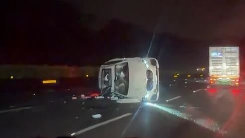 一輛白色BMW轎車在國道1號北上造橋路段發生翻車事故,現場十分駭人。(圖/Threads @weiiiiii_y.t授權提供)