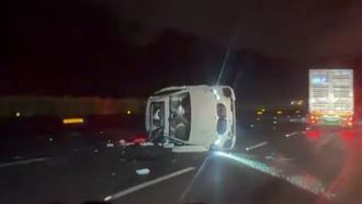 國1造橋段翻車事故！車90度側翻傷亡不明