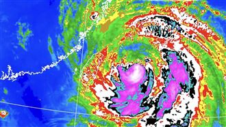颱風夜…台中沙鹿驚傳停電！街道漆黑一片
