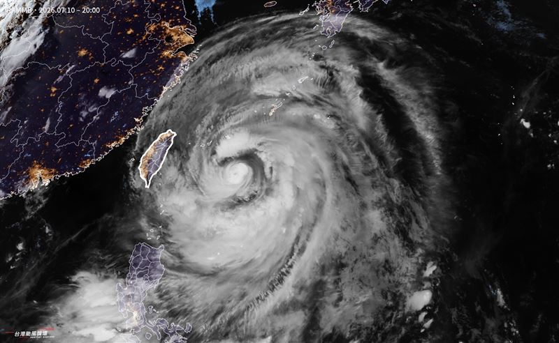 颱風380公里的超大暴風圈半徑還在,沒有因為減弱而變小。(圖/翻攝自Threads@typhoon_mi)