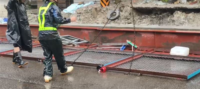 新北市汐止區的福德三路與南陽街口,就傳出工程鐵皮圍籬被吹倒的情況。(圖/翻攝畫面)