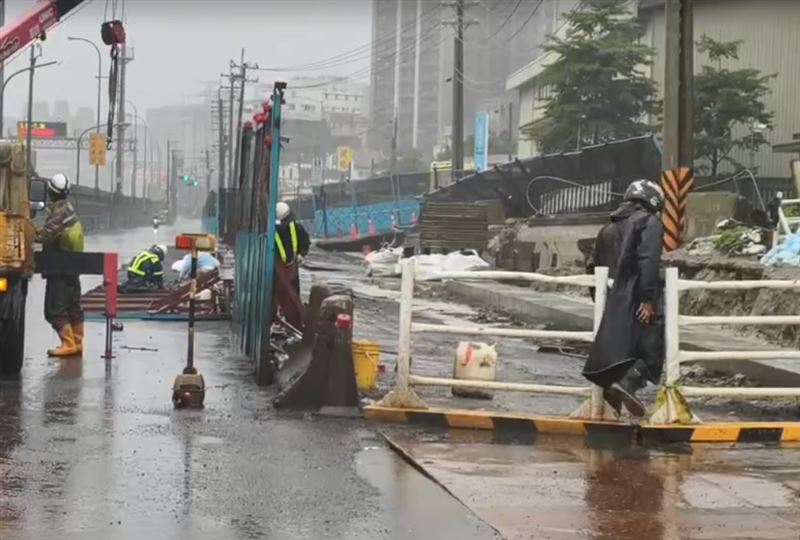 工程人員冒風雨重新裝設,以免發生危險。(圖/翻攝畫面)