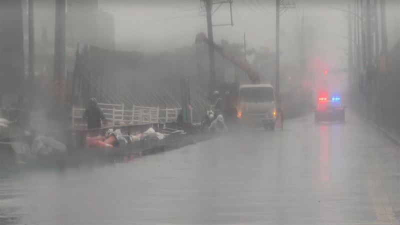 巴威侵襲…風雨持續增強!工程圍籬倒整排