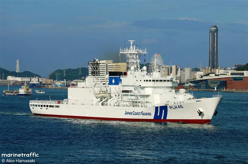 日本海上保安廳萬噸級巡視船「朝霧號」罕見現身台海避風。（圖／翻攝自「Taiwan ADIZ」臉書）