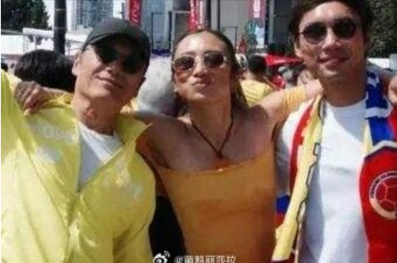 苗僑偉(左)偕同子女等親友們一起觀看世界盃賽事。(圖/翻攝自萌鴨麗莎拉微博)