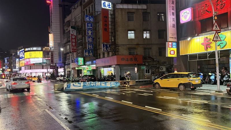新北市三重正義北路，驚傳富邦銀行大型招牌，不明原因掉落於道路上。（圖／翻攝畫面）
