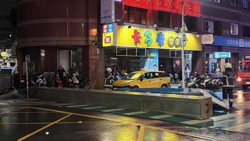 新北市三重正義北路，驚傳富邦銀行大型招牌，不明原因掉落於道路上。（圖／翻攝畫面）