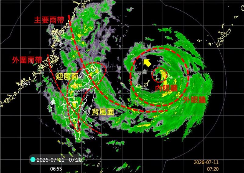 吳聖宇貼出三張圖說明,目前巴威颱風位於石垣島以東,持續地往西北方向移動。(圖/翻攝自吳聖宇臉書)