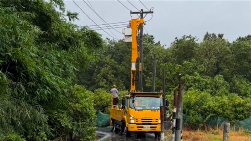 中颱「巴威」暴風圈侵台,造成高雄2470戶停電。(圖/翻攝自{仁武人}※大小事臉書)
