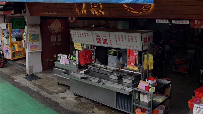 因為颱風假導致外送平台臨時關閉,師園鹽酥雞店臨時決定以150元的價格開放現場民眾購買無人領取的外送餐點。(圖/翻攝自Google Maps)