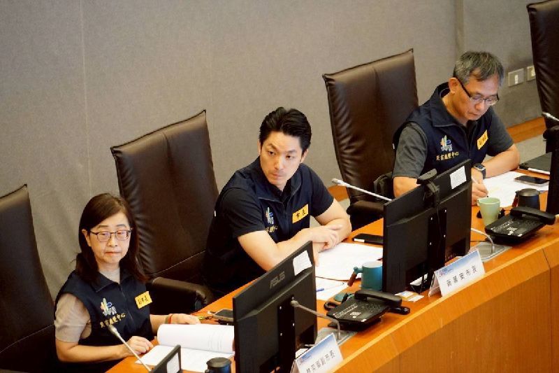 台北市長蔣萬安（中）11日表示，受颱風巴威影響，平地市區風力上看11級，累積雨量也會達大豪雨甚至超大豪雨程度。（圖／台北市政府提供）