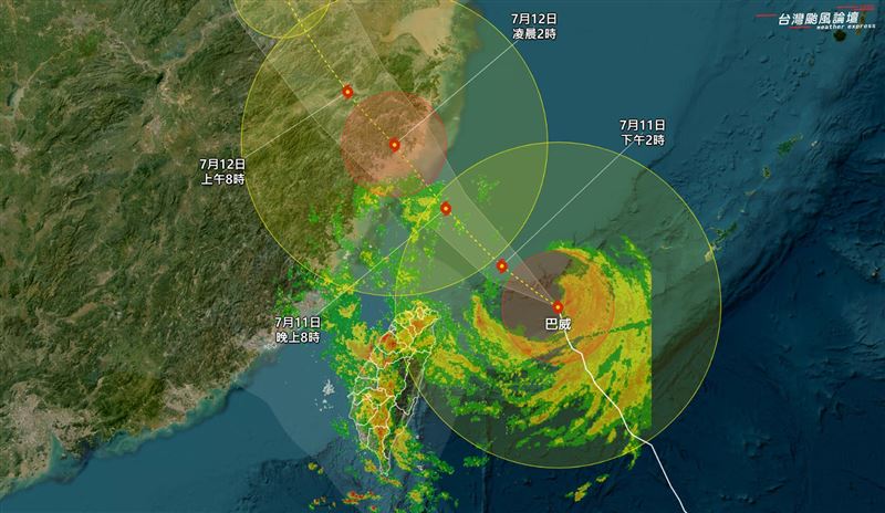 「台灣颱風論壇|天氣特急」指出,上午9時,巴威暴風圈已壟罩北台灣、花蓮及中部山區,颱風環流持續掃入;各地風勢強勁,伴隨陣陣大雨。(圖/翻攝自台灣颱風論壇臉書)