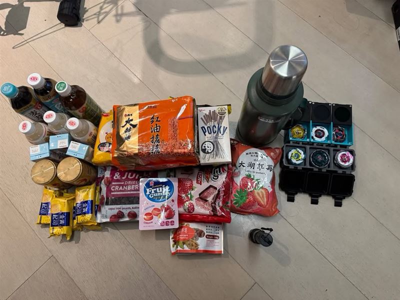 沈伯洋的防颱物資中有六顆戰鬥陀螺,也引起網友討論。(圖/翻攝自沈伯洋threads)