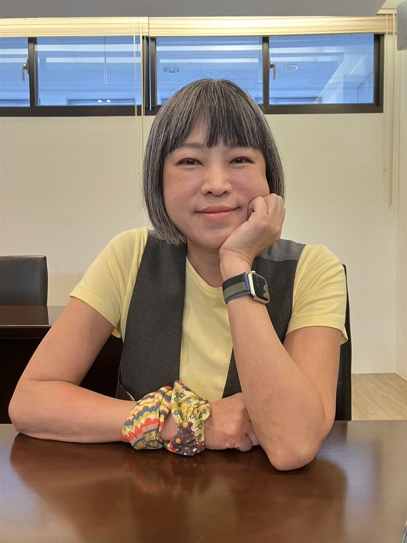 60歲資深媒體人范琪斐颱風天幽默曬出與小8歲男友的逗趣互動。(圖/翻攝自范琪斐IG)