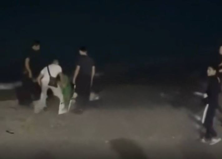 一對情侶在海灘公然上演活春宮,引發周遭遊客極度不滿。一名男子上前制止並踢踹男方,隨後爆發多人圍毆事件,場面混亂失控。(圖/翻攝自X平台)