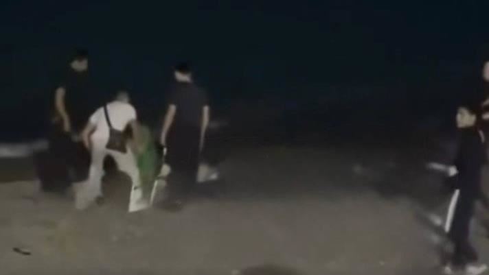情侶海灘活春宮遭一腳踹!下秒變多人混戰