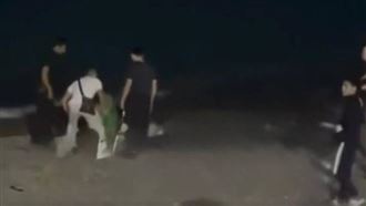 情侶海灘活春宮遭一腳踹！下秒變多人混戰