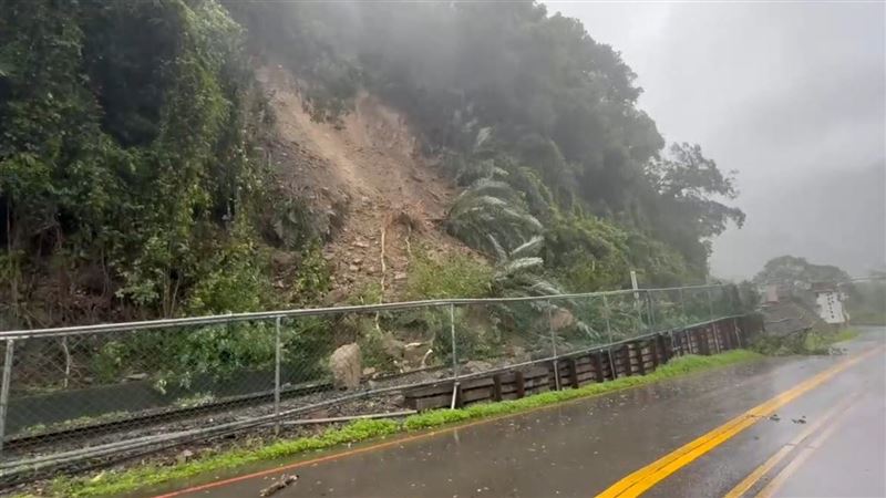 新竹中山街一段旁的鐵軌(內灣線)出現土石坍方。(圖/翻攝畫面)