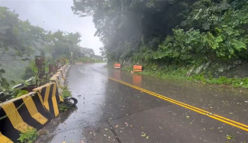 新竹中山街一段旁的鐵軌(內灣線)出現土石坍方。(圖/翻攝畫面)