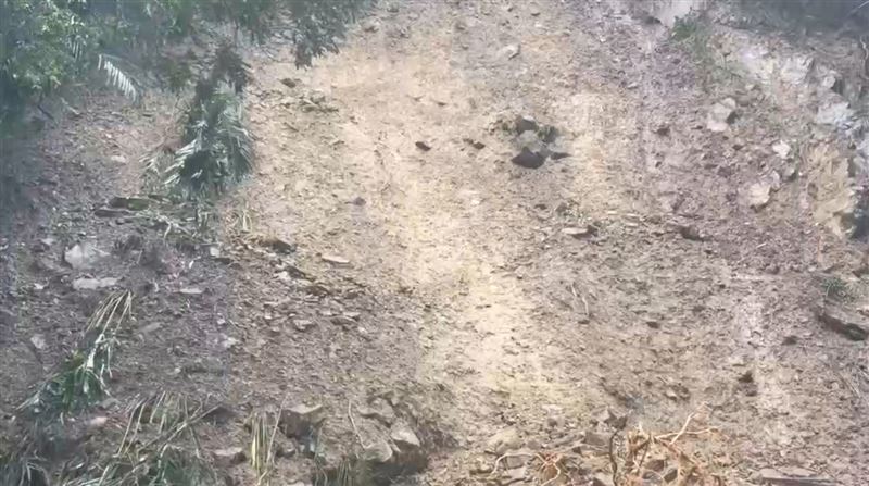 新竹中山街一段旁的鐵軌(內灣線)出現土石坍方。(圖/翻攝畫面)
