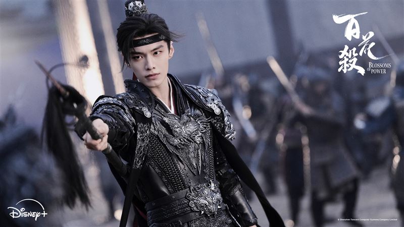 何與飾演病弱實則心思深沉的太子蕭華雍。(圖/ Disney+ 提供)