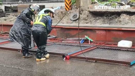 新北市汐止區某工地整片圍籬被強風吹倒。(圖/翻攝畫面)