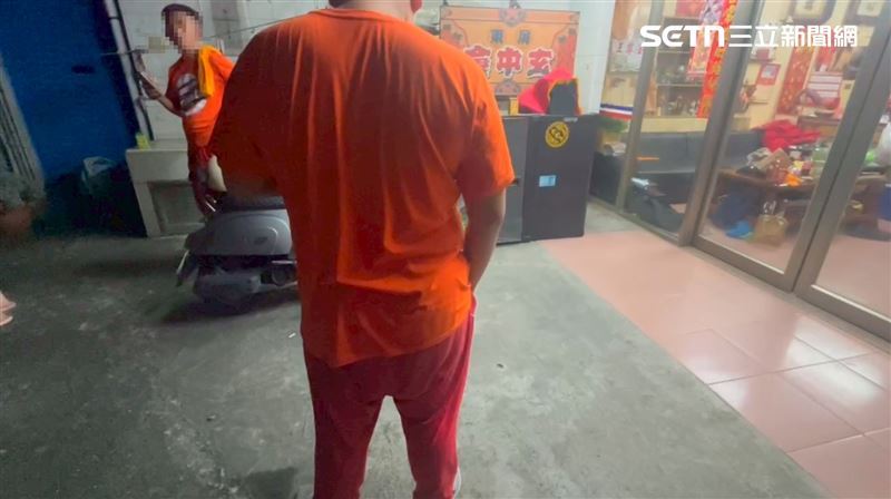 飼主出完陣頭返回見到愛犬屍體浸泡在血泊中,鐵籠底部積滿厚厚一層早已凝固的鮮血,情緒瞬間潰堤。(圖/民眾提供)