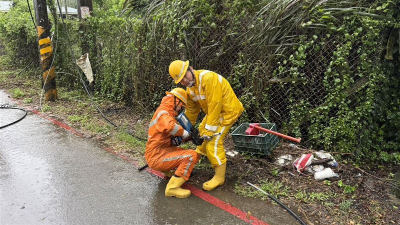 台中2354戶陷一片黑!台電人員冒雨搶修中