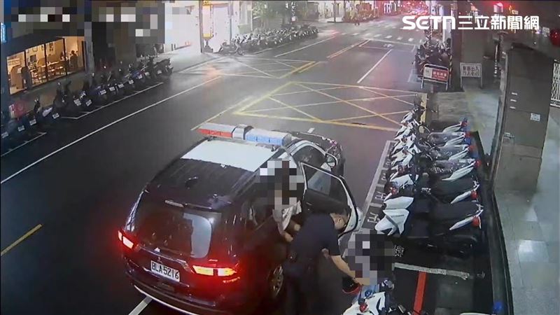 新北婦人將2個女兒留在中港公園,自己則暫離辦事情,險些鑄下大錯。(圖/翻攝畫面)