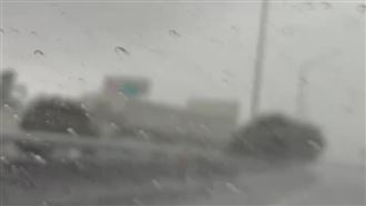 國道戰鬥陀螺！轎車疑打水漂失控轉360度
